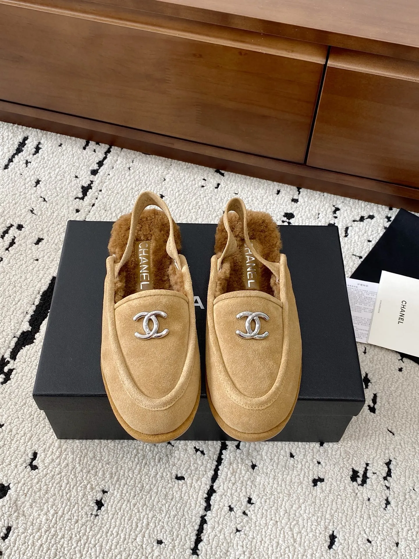 👟👟Ex-factory price 640👟👟 🍀CHANEL25s Chanel Mary Jane beanie hair slippers, a hot new release in the early autumn series, this season's hot item from the fragrance family! I really fell in love at first sight, the classic color matching is perfect!  Really super personalized, which is the biggest highlight of this shoe. The eye-catching but not exaggerated design is super cool for daily use. It is super versatile whether paired with pants, sweaters or skirts. It looks good no matter how you wear it. The more you look at it, the more you like it! Upper: imported sheep leather. Lining: original developed lamb wool. Outsole: Italian leather outsole. Size: #35-41 (40 41 custom-made, non-refundable) 👉 👉